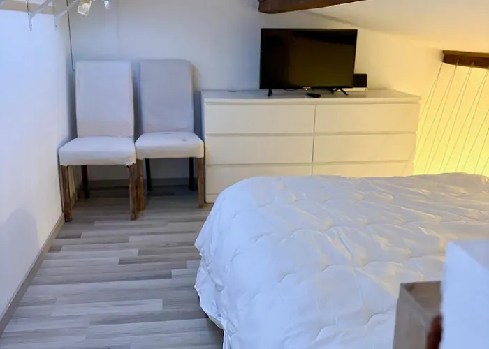 T2 De 45 M2 Equipe D'une En Mezzanine Et D'un Vrai Lit Dans Un Large Salon, Cuisine Equipe, Parking Privee, Proche Du Centre Thermale Et Des Commerces Lägenhet