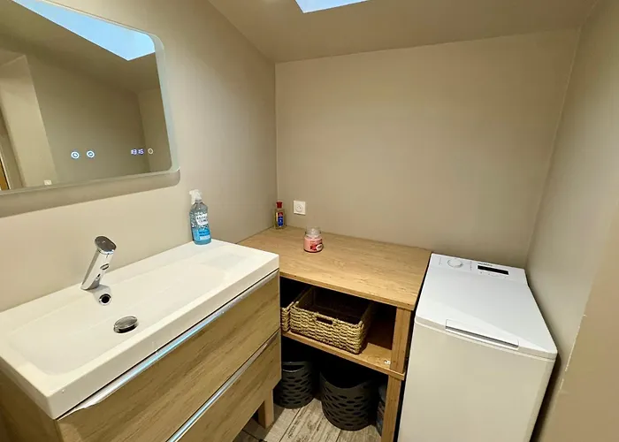 T2 De 45 M2 Equipe D'une En Mezzanine Et D'un Vrai Lit Dans Un Large Salon, Cuisine Equipe, Parking Privee, Proche Du Centre Thermale Et Des Commerces Lägenhet *